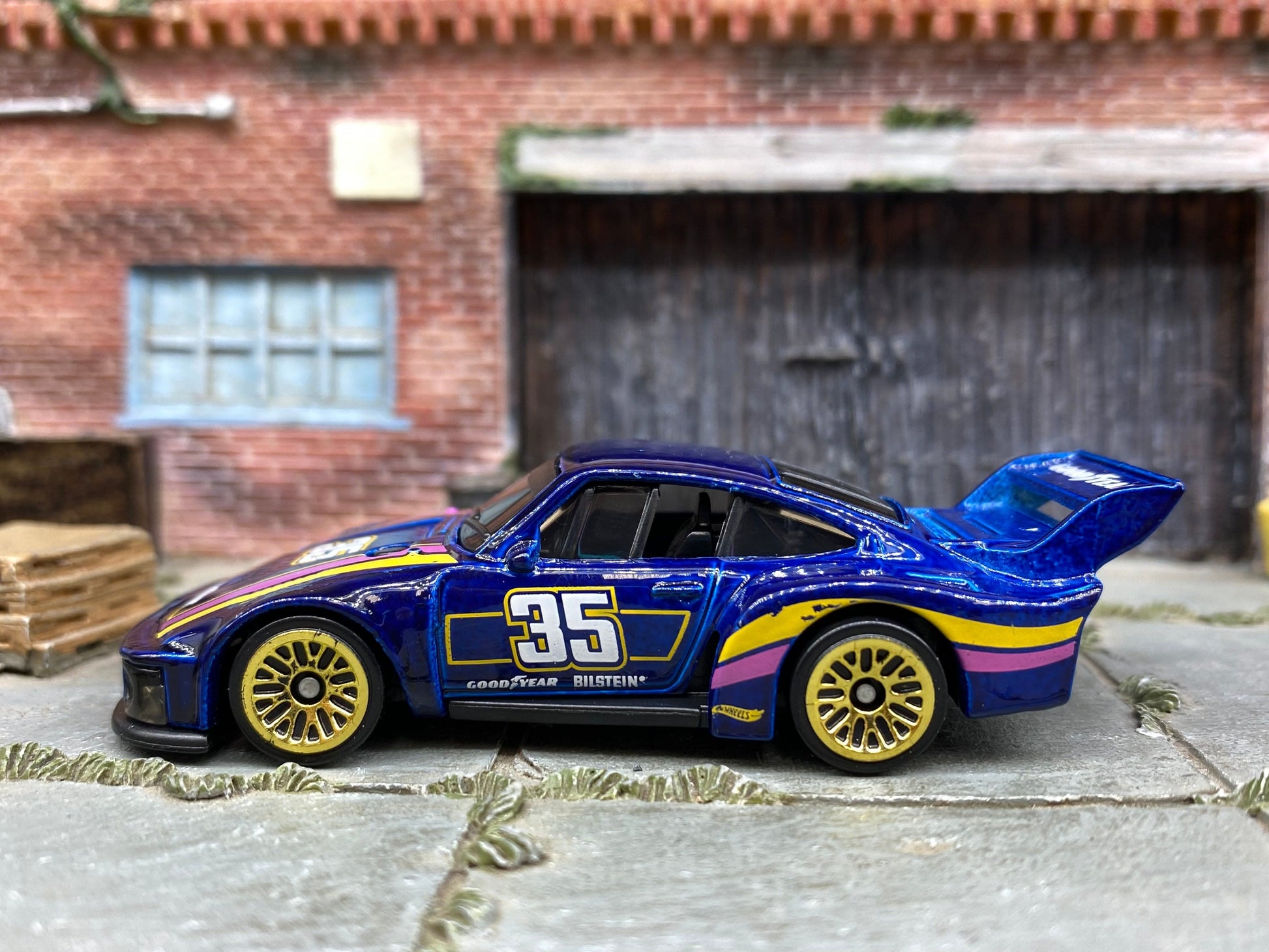 Loose Hot Wheels - Porsche 935 - Blue, Yellow and Pink Goodyear 35