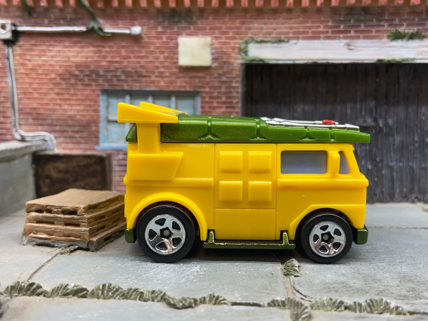 Loose Hot Wheels - TMNT Party Van Teenage Mutant Ninja Turtle Van - Green and Yellow