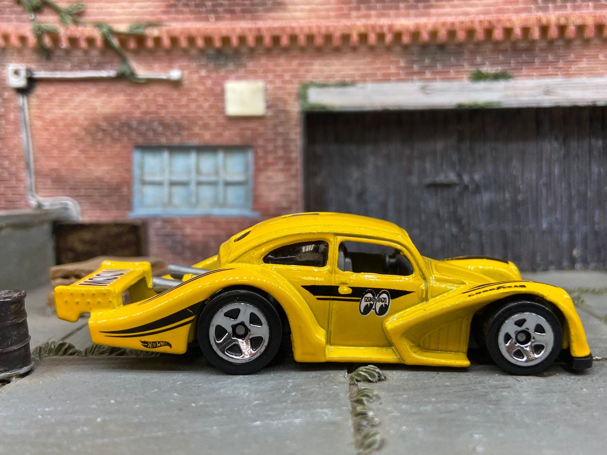 Loose Hot Wheels - VW Volkswagen Kafer Racer Race Car - Mooneyes Yellow Livery