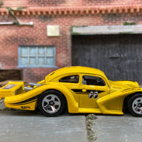 Loose Hot Wheels: VW Volkswagen Kafer Racer Race Car Dressed in Mooneyes Yellow Livery