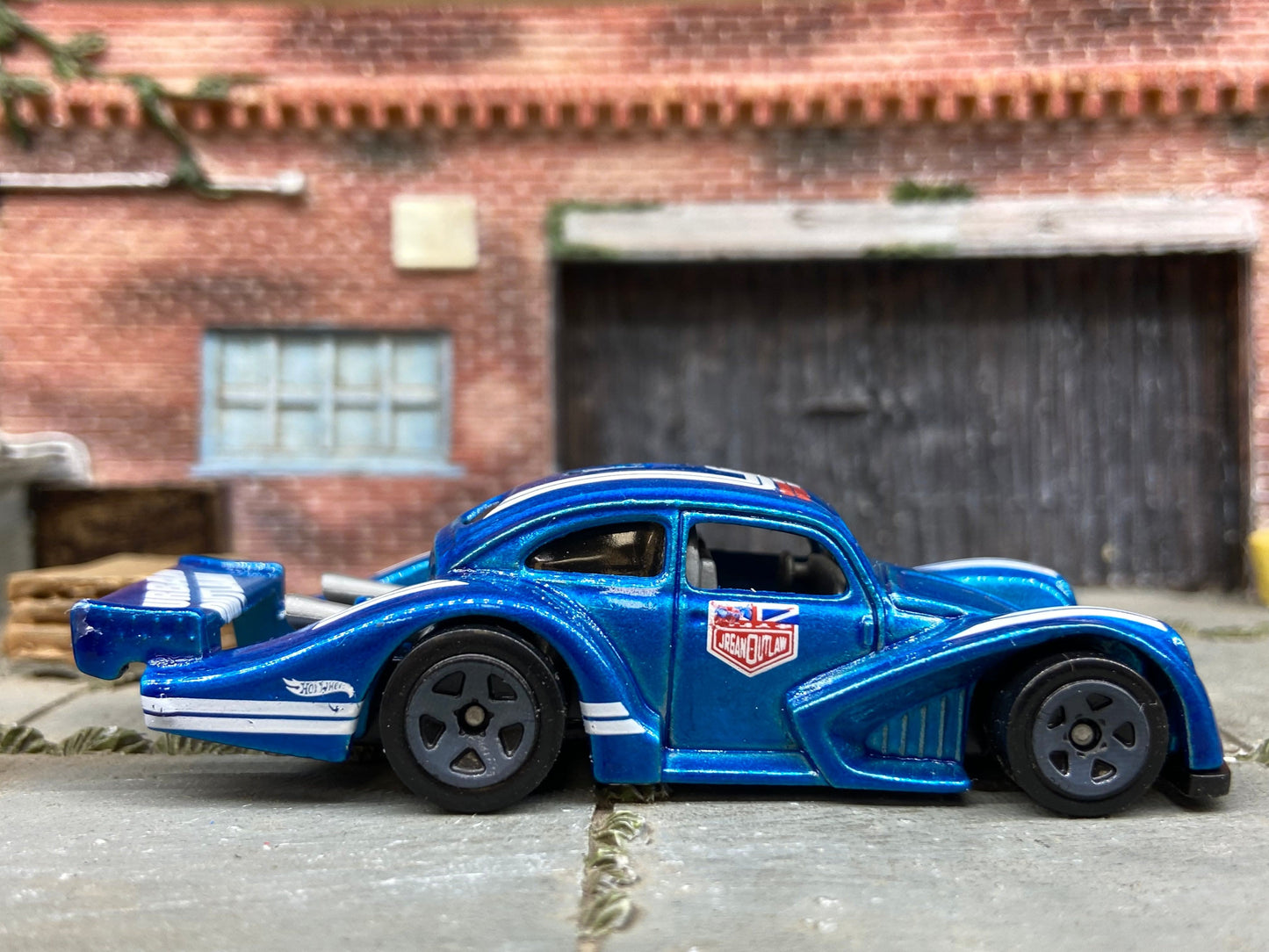 Loose Hot Wheels: VW Volkswagen Kafer Racer Race Car Dressed in Urban Outlaw Blue Livery