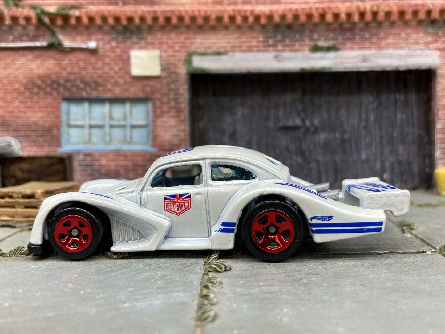 Loose Hot Wheels: VW Volkswagen Kafer Racer Race Car Dressed in Urban Outlaw Red, White and Blue Livery