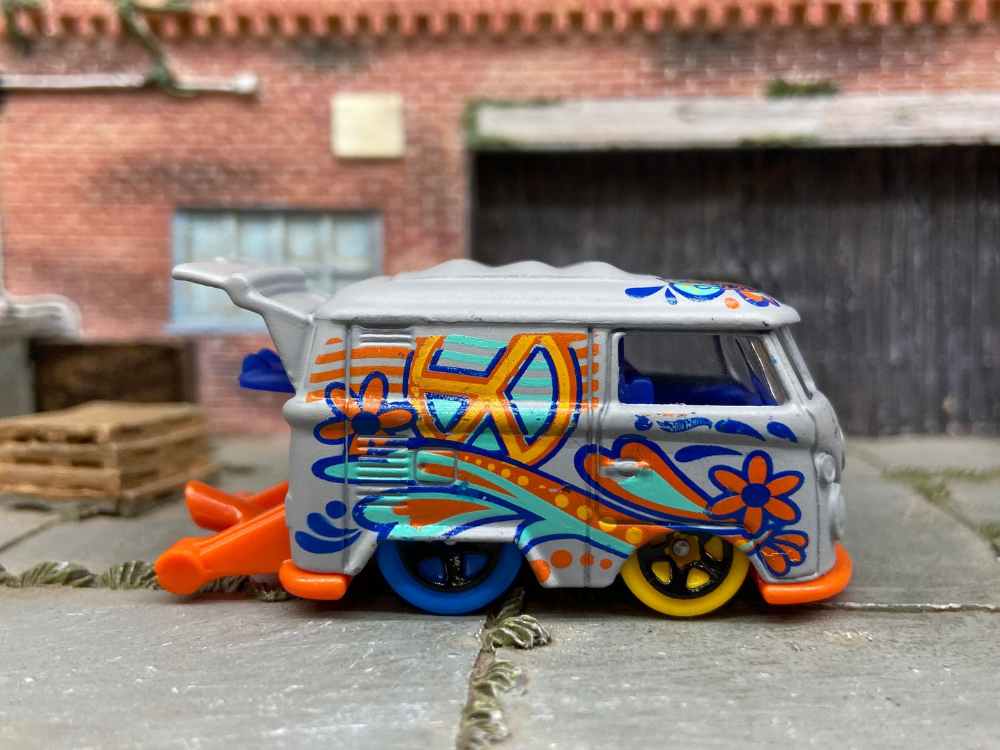 Loose Hot Wheels - VW Volkswagen Kool Kombi - Gray and Orange Peace Sign