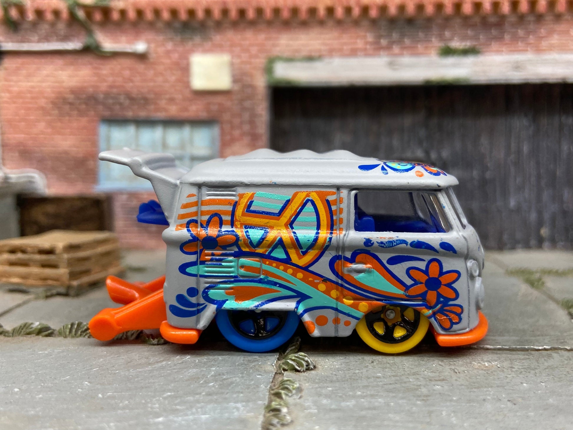 Loose Hot Wheels - VW Volkswagen Kool Kombi - Gray and Orange Peace Sign