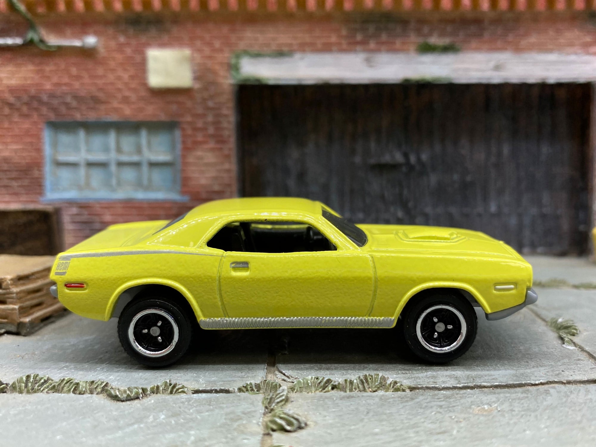 Matchbox 1/43 - Plymouth Cuda 440 Jaune Et Noire 1975 Matchbox 1/43 - Plymouth Cuda 440 Jaune Et Noire 1975
