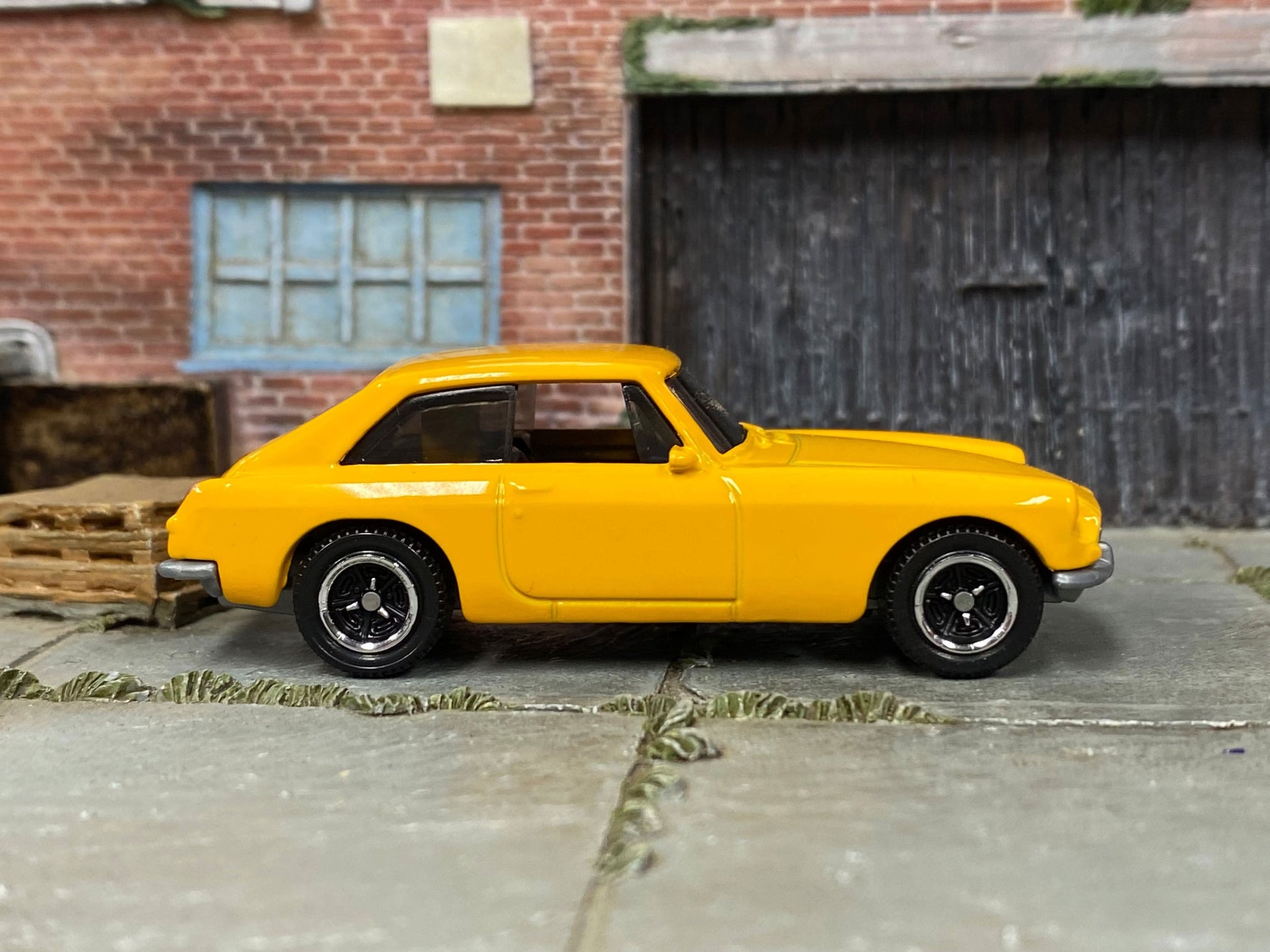 Loose Matchbox - 1971 MGB GT Coupe - Yellow