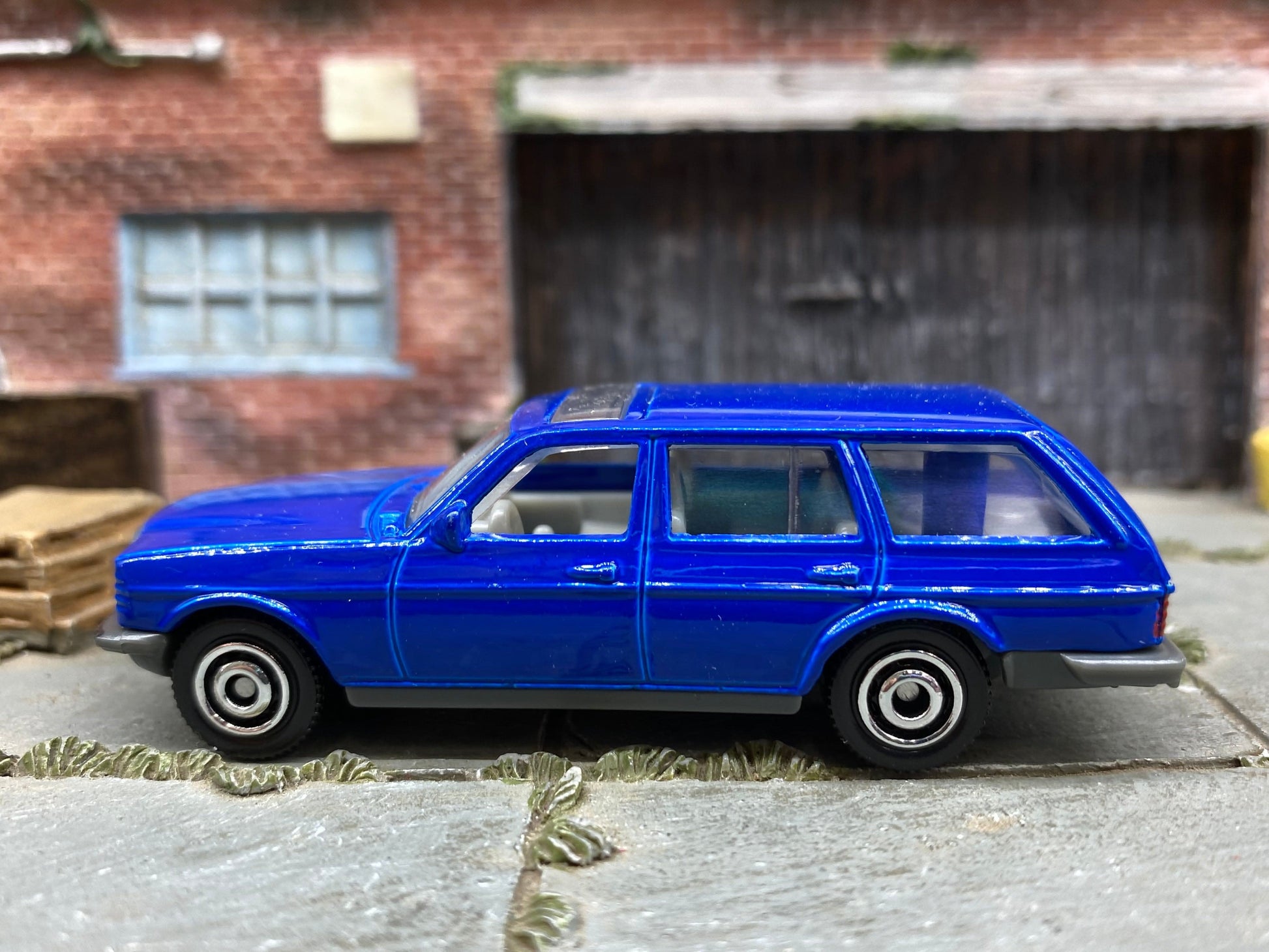 Loose Matchbox - 1980 Mercedes-Benz W123 Wagon - Dark Blue