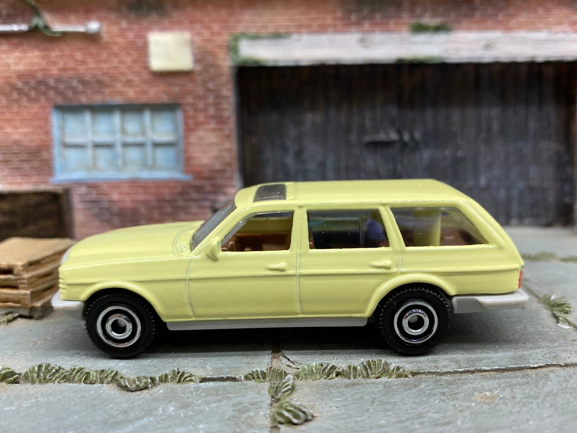 Loose Matchbox - 1980 Mercedes-Benz W123 Wagon - Light Yellow