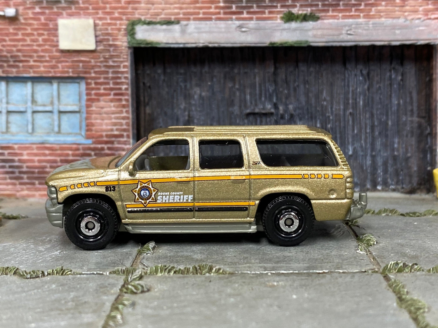 Matchbox 2000 Chevy Suburban in Gold Boone County Sheriff, loose diecast car