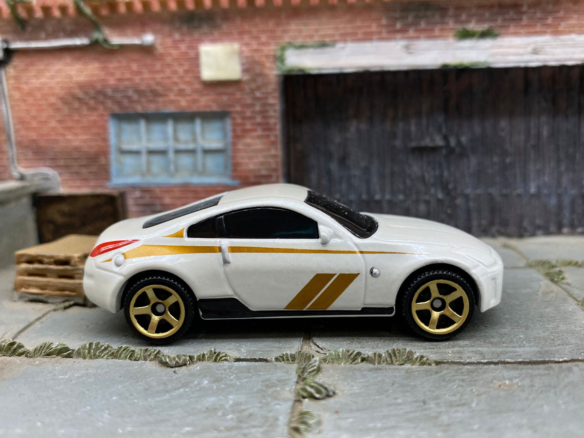 Matchbox 2003 Nissan 350Z in White and Gold, loose diecast car
