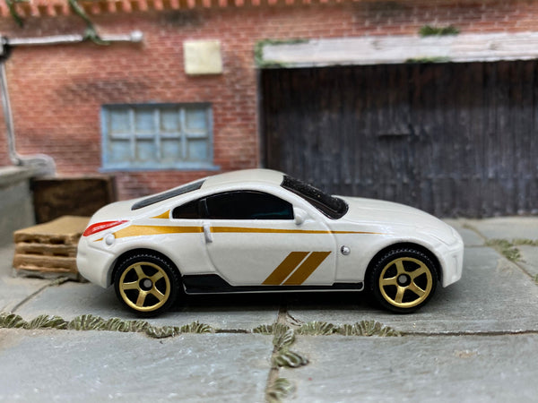 Matchbox 2003 Nissan 350Z in White and Gold, loose diecast car