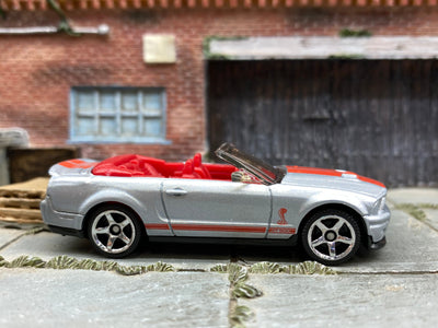 Loose Matchbox - 2007 Ford Mustang Shelby GT500 Convertible - Silver and Red