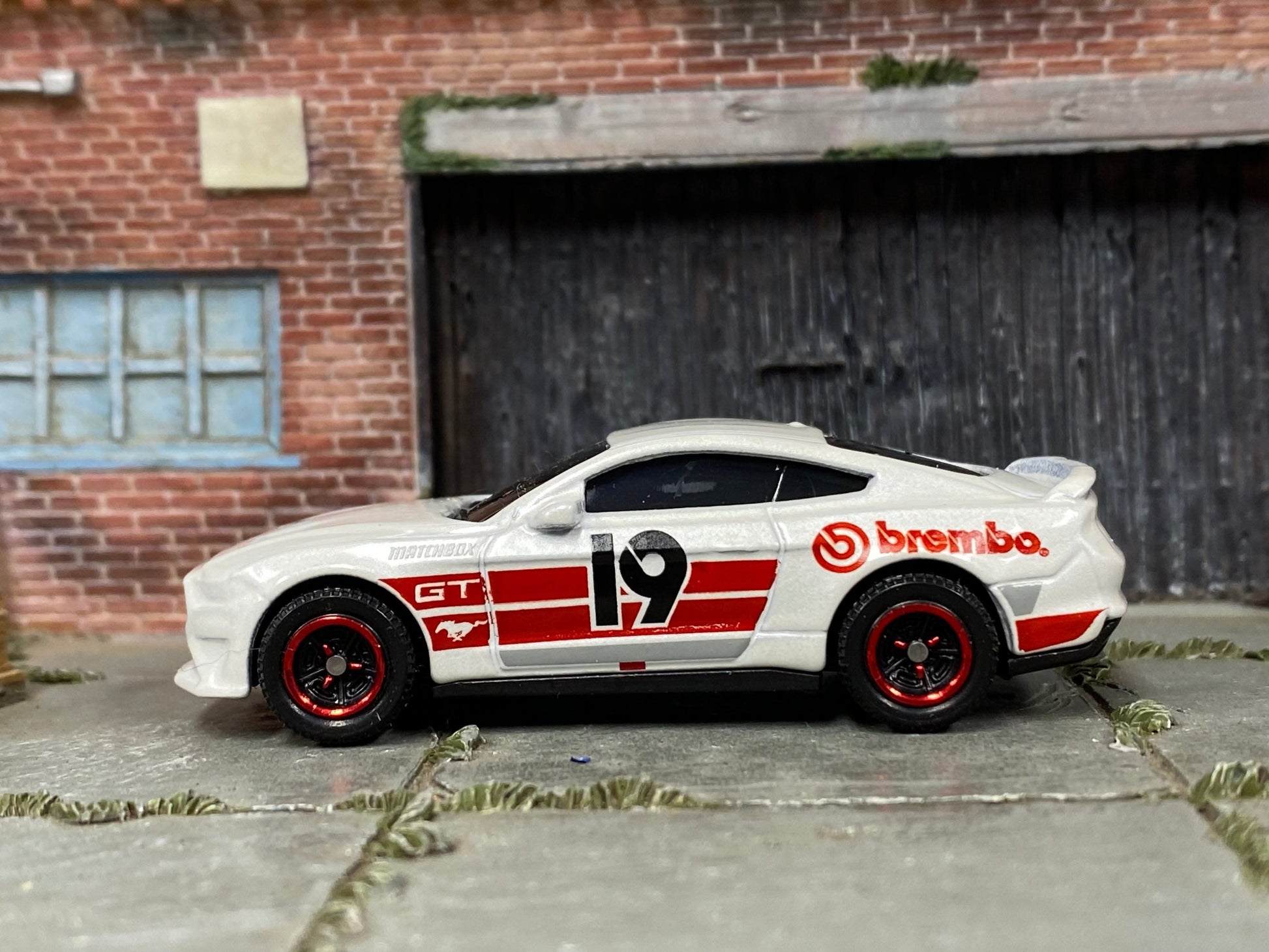Loose Matchbox - 2019 Ford Mustang Coupe - White and Red Brembo Brakes