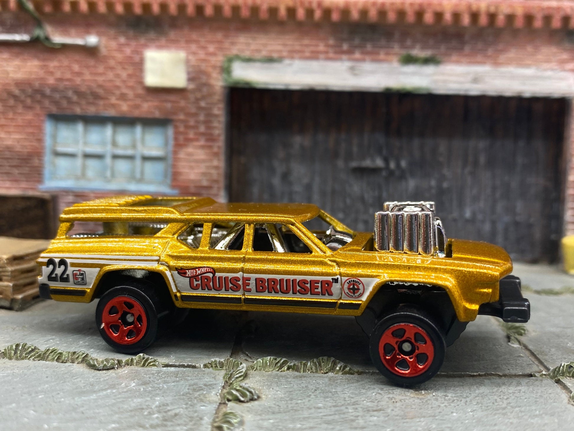 Loose Hot Wheel - Oldsmobile Vista Cruiser "Cruise Bruiser" - Gold and White 22