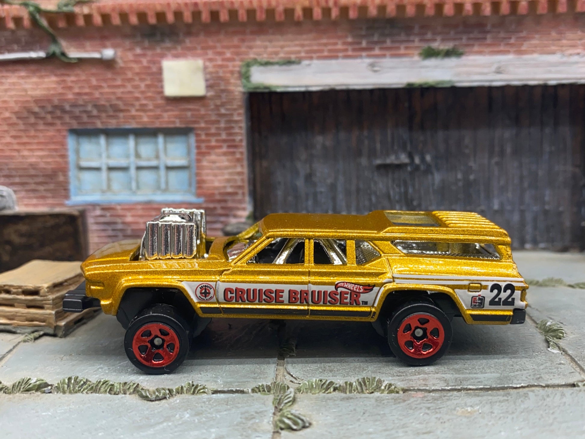 Loose Hot Wheel - Oldsmobile Vista Cruiser "Cruise Bruiser" - Gold and White 22