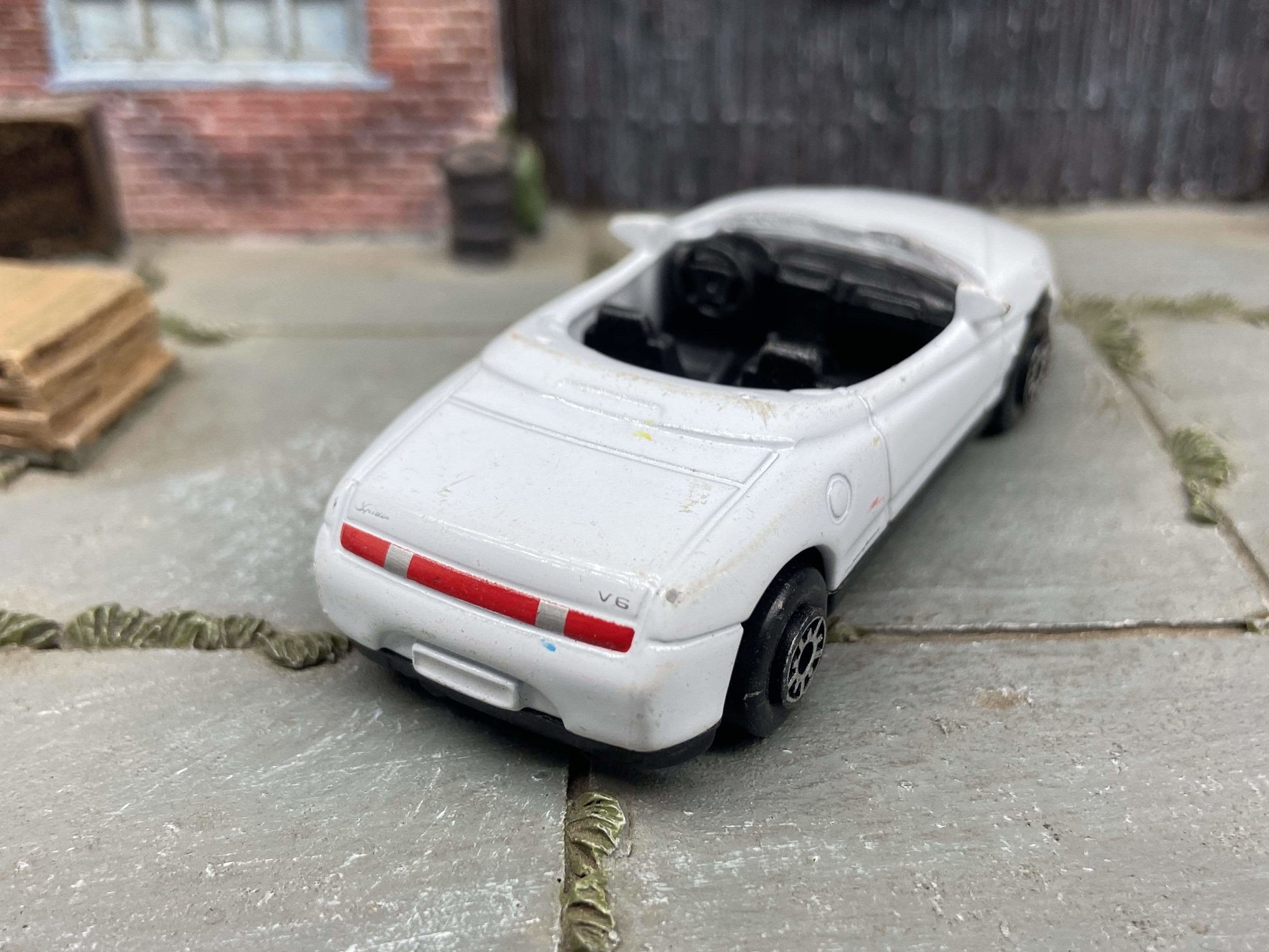 Welly Alfa Romeo Spider, No. 2065, I believe 1:60 scale, loose. Windshield broken, see pics for detail/wear. $1 is a bargain for this one - $1 BARGAIN BIN!
