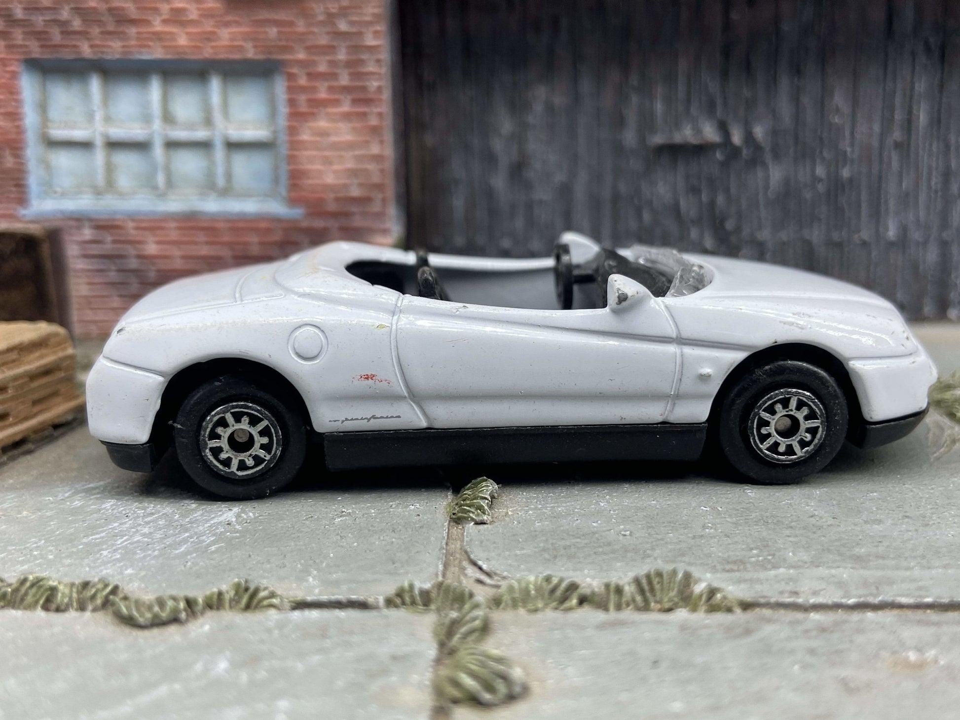 Welly Alfa Romeo Spider, No. 2065, I believe 1:60 scale, loose. Windshield broken, see pics for detail/wear. $1 is a bargain for this one - $1 BARGAIN BIN!