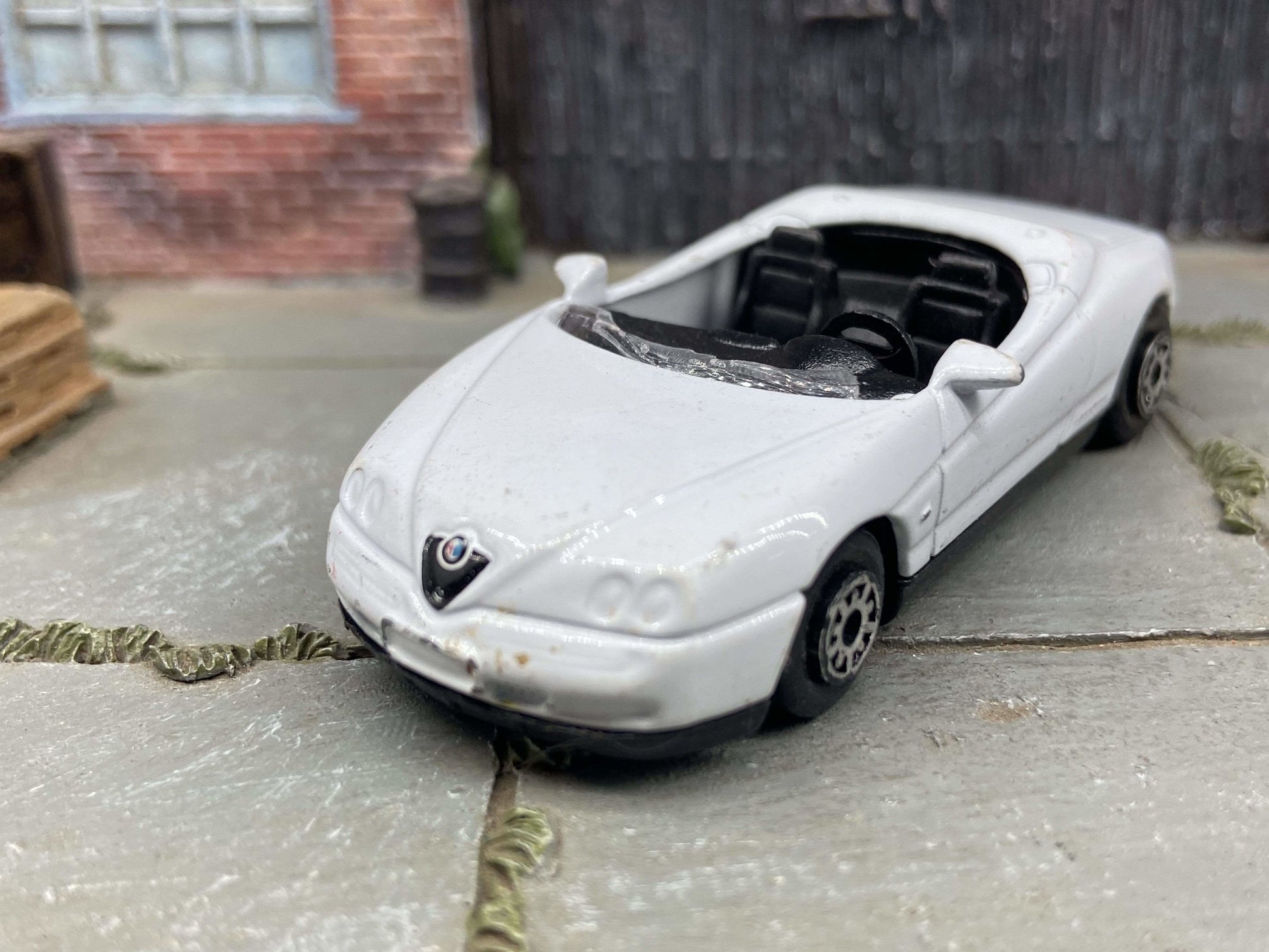 Welly Alfa Romeo Spider, No. 2065, I believe 1:60 scale, loose. Windshield broken, see pics for detail/wear. $1 is a bargain for this one - $1 BARGAIN BIN!