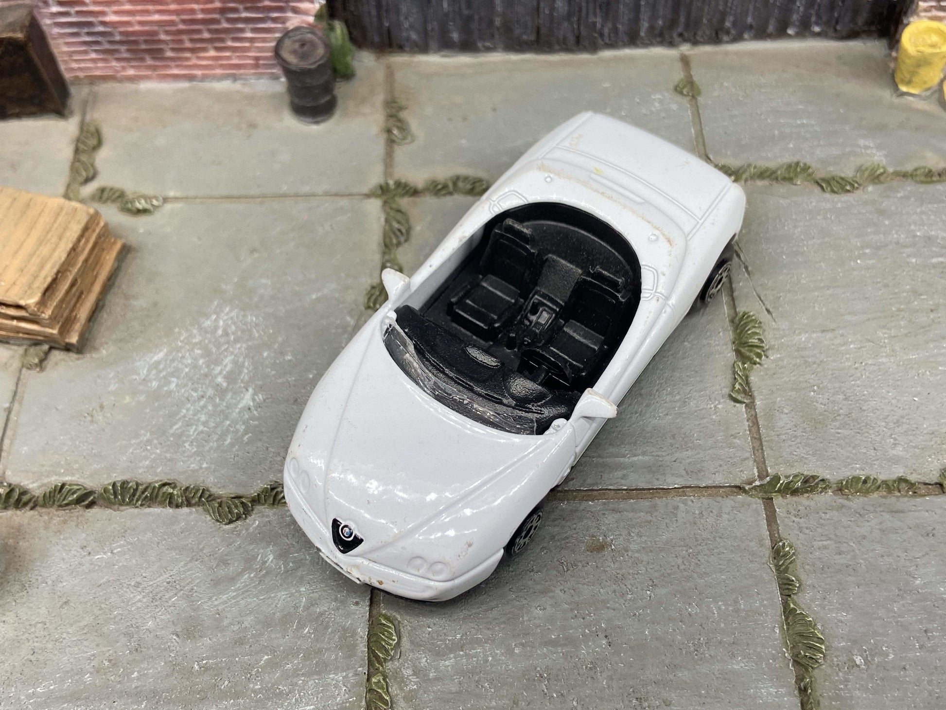 Welly Alfa Romeo Spider, No. 2065, I believe 1:60 scale, loose. Windshield broken, see pics for detail/wear. $1 is a bargain for this one - $1 BARGAIN BIN!