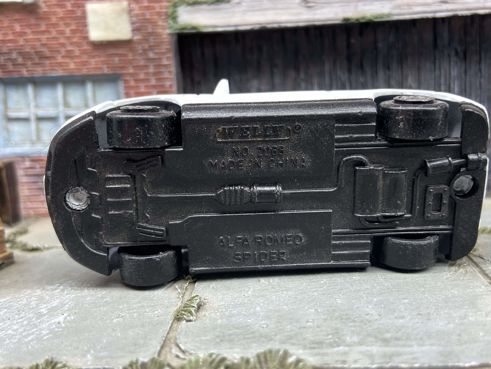 Welly Alfa Romeo Spider, No. 2065, I believe 1:60 scale, loose. Windshield broken, see pics for detail/wear. $1 is a bargain for this one - $1 BARGAIN BIN!